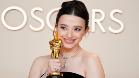 Anora con una statuetta degli Oscar 2025