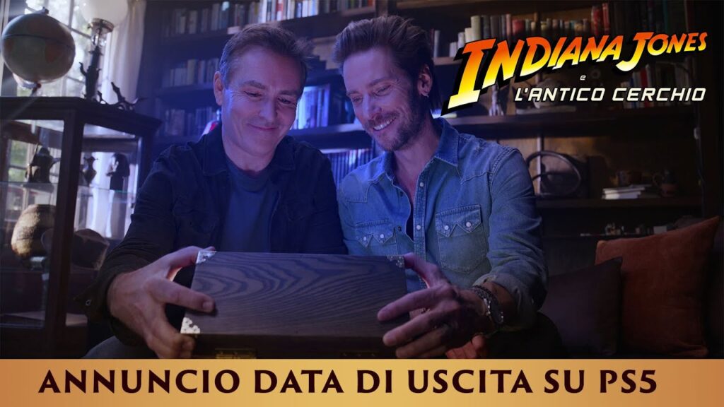 Troy Baker con il logo di Indiana Jones e l'Antico Cerchio per PS5