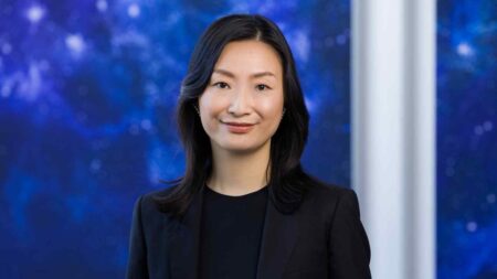 Lin Tao di Sony con dietro uno sfondo blu