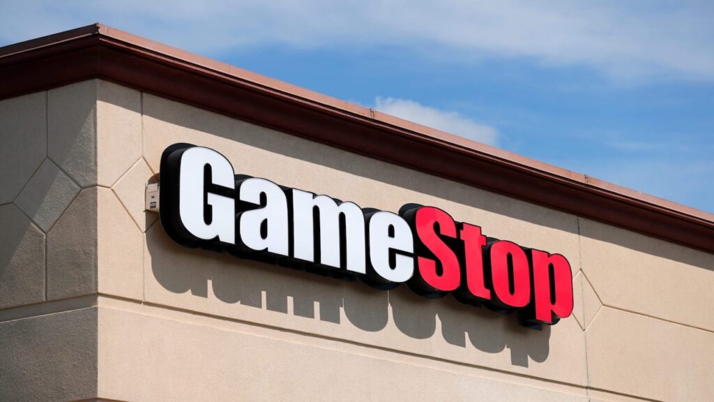 Il logo di GameStop su un palazzo