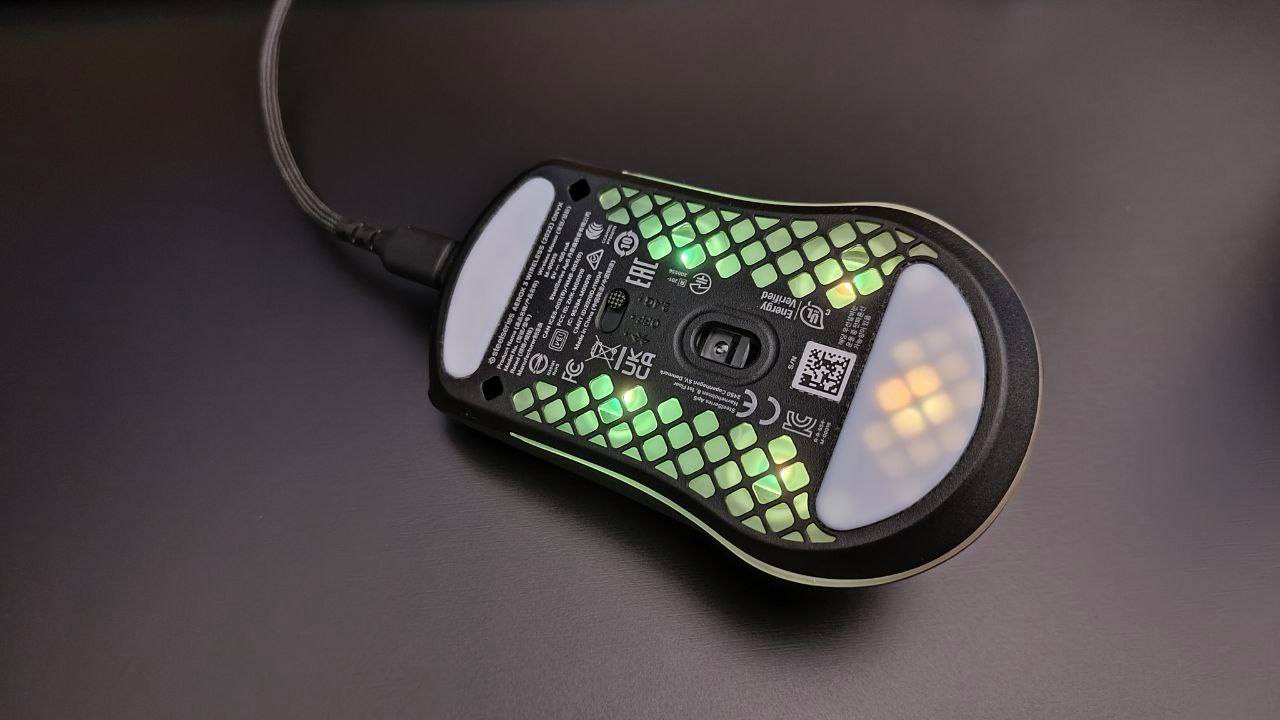 Fotografia della parte inferiore del mouse Steelseries Aerox 3 2022