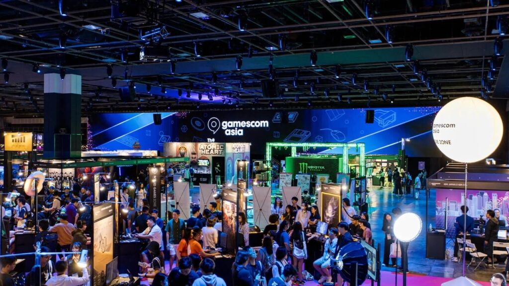 Alcuni visitatori della Gamescom in Thailandia
