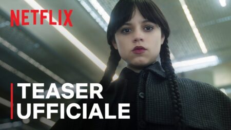 La protagonista di Mercoledì con il logo di Netflix