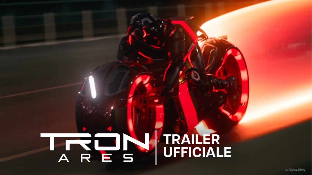 Il protagonista di TRON: Ares su una moto