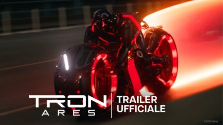 Il protagonista di TRON: Ares su una moto