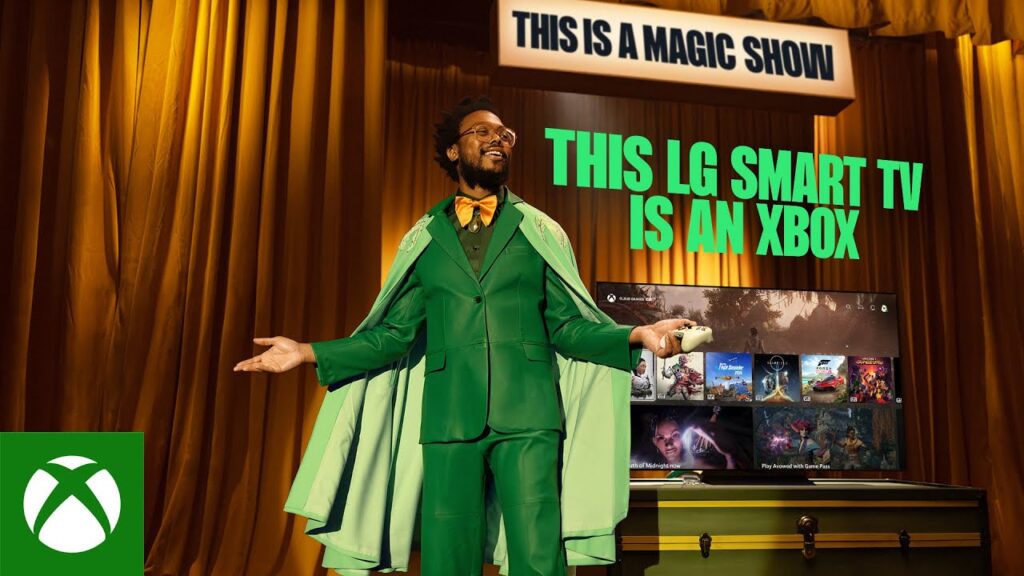 Un uomo vestito di verde con il mantello ed il logo di Xbox Cloud Gaming