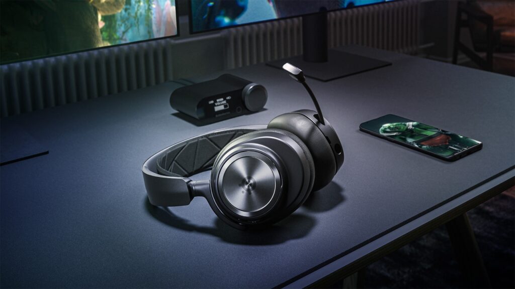 Cuffie Steelseries Arctis Nova Pro Wireless sul tavolo da gaming assieme al GameDAC