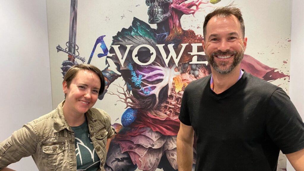 Carrie Patel di Obsidian Entertainment con dietro un personaggio di Avowed