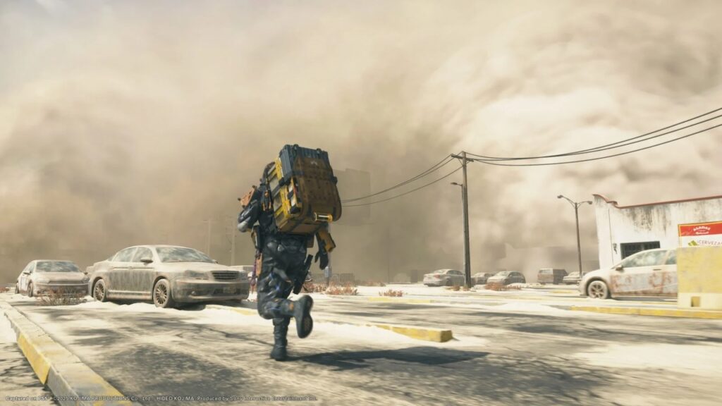 Sam Porter Bridges di Death Stranding 2: On The Beach mentre corre in mezzo ad una tempesta di sabbia