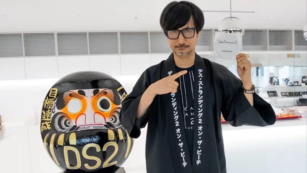 Hideo Kojima con il disco Gold di Death Stranding 2: On The Beach