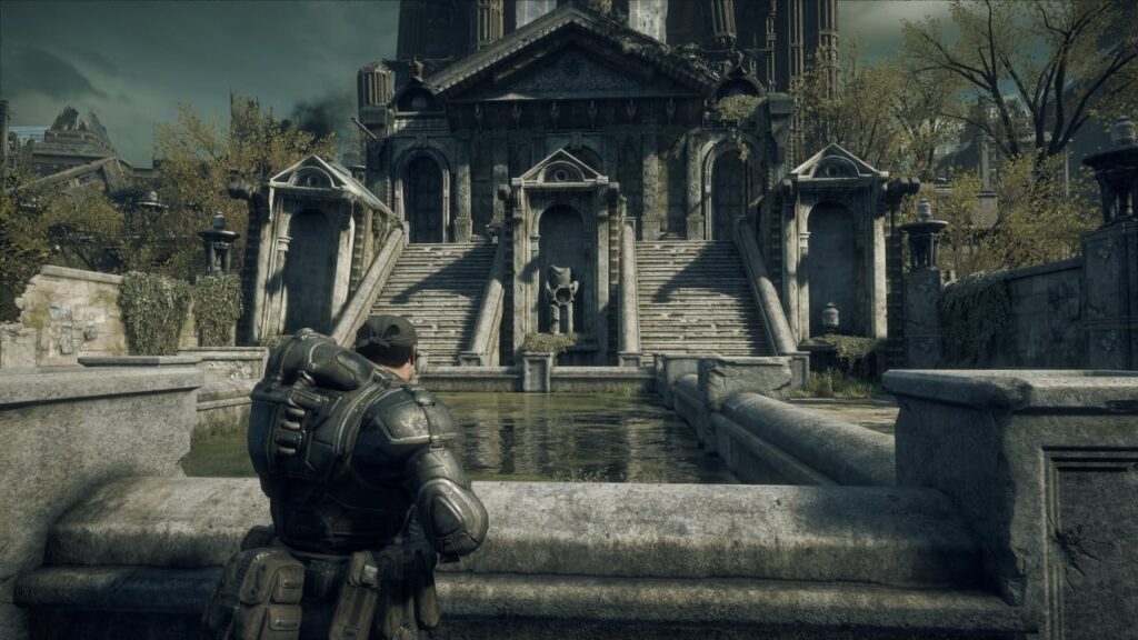 Marcus di Gears of War: Reloaded davanti ad una fontana
