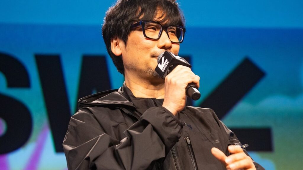 Hideo Kojima mentre sorrido