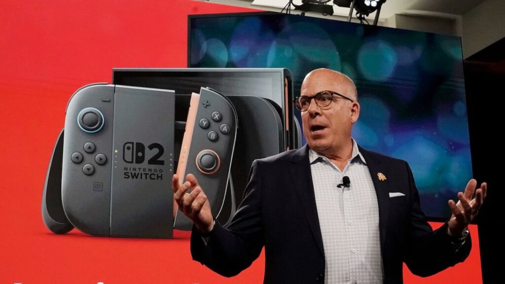 Doug Bowser di Nintendo con dietro un Nintendo Switch 2