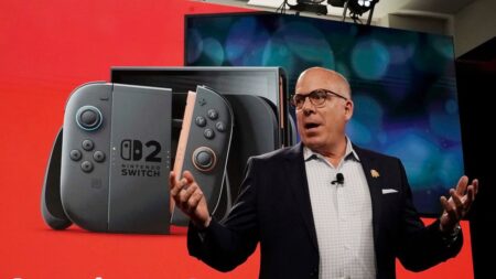 Doug Bowser di Nintendo con dietro un Nintendo Switch 2