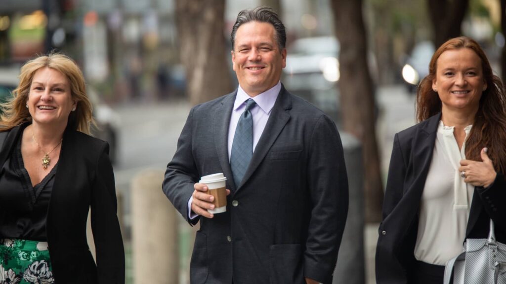 Phil Spencer in giacca e cravatta sorridente