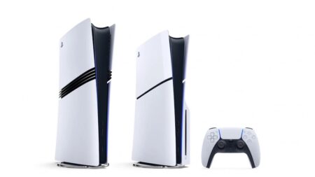 Una PS5 Pro ed una PS5 Slim con un DualSense