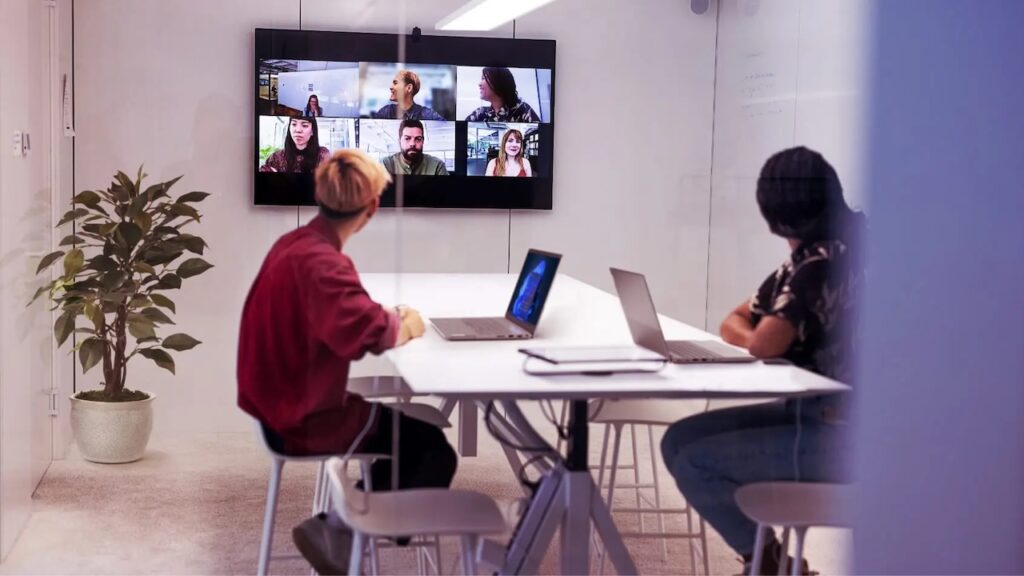 Due persone di StoryHub Lenovo seduti ad un tavolo