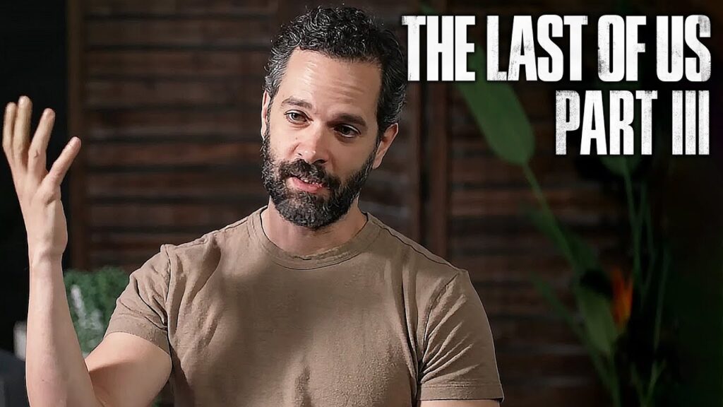 Neil Druckmann di Naughty Dog con in alto il logo di The Last of Us Parte 3