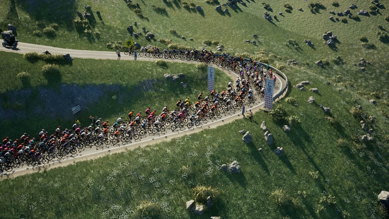 Ciclisti si apprestano a percorrere un tornante in montagna