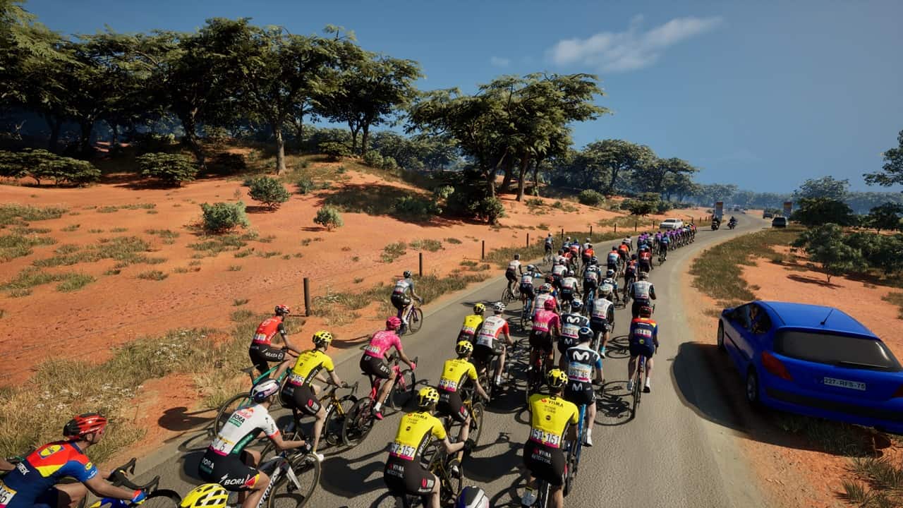 Paesaggio desertico con ciclisti in corsa su Pro Cycling Manager 2025