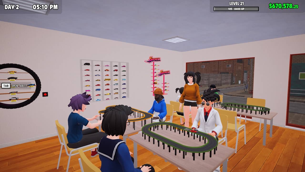 Ragazzi giocano con le macchine diecast su circuiti di plastica in un negozio