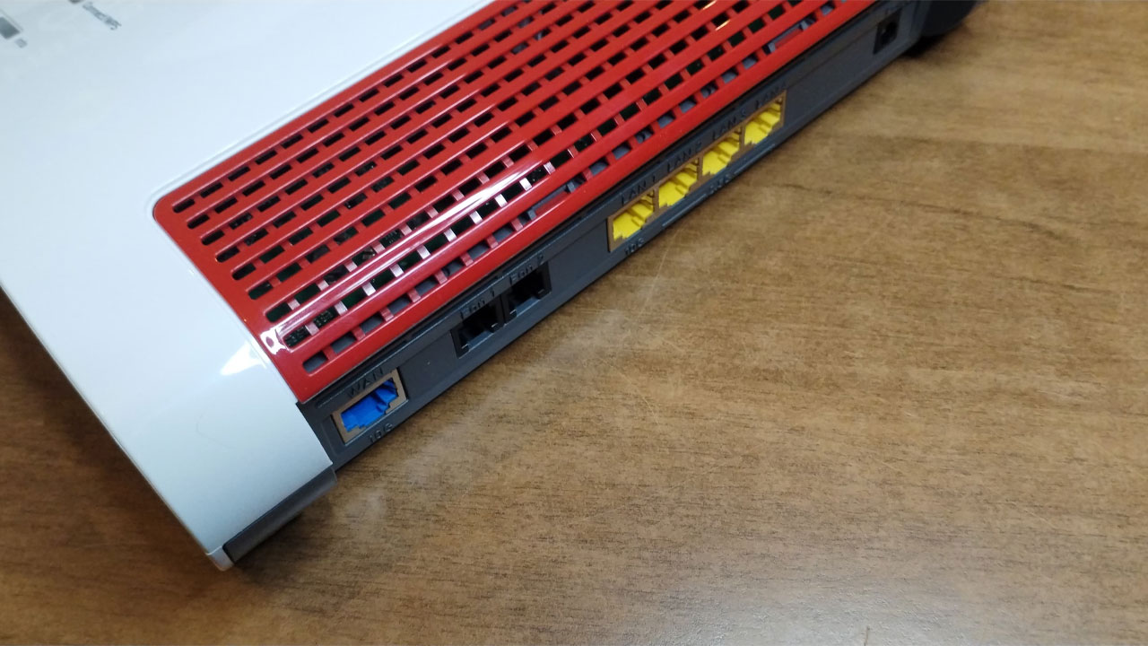 Il modem FRITZ!Box 4690 appoggiato su un tavolo in legno