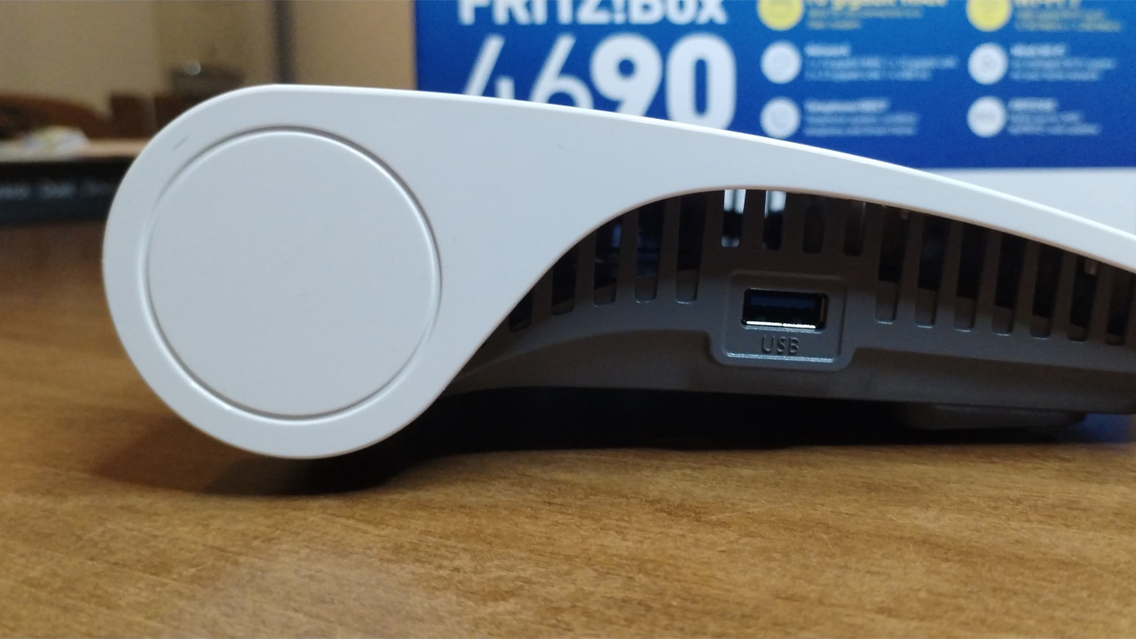 Il modem FRITZ!Box 4690 appoggiato su un tavolo in legno