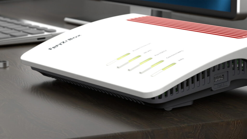 Il modem FRITZ!Box 4690 appoggiato su un tavolo in legno