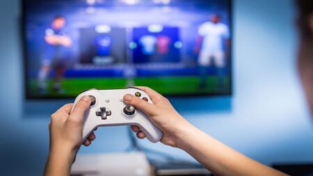 Un controller Xbox tra le mani di un giocatore