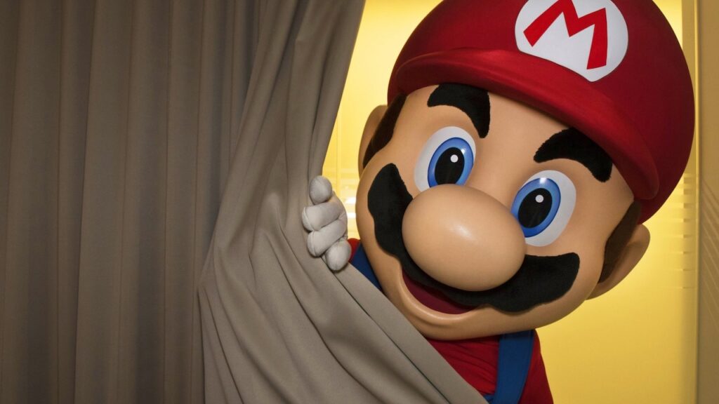 Super Mario dietro una tenda