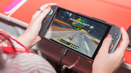 Un Nintendo Switch 2 nelle mani di una giocatrice