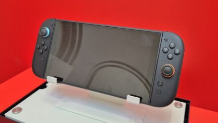 Un Nintendo Switch 2 su una base