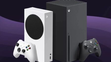 Una Xbox Series X|S con sfondo viola