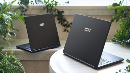 Alcuni laptop MSI su un tavolo