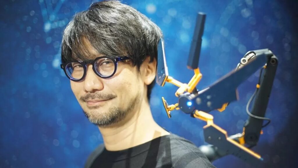 Hideo Kojima con un Odradek sulla spalla