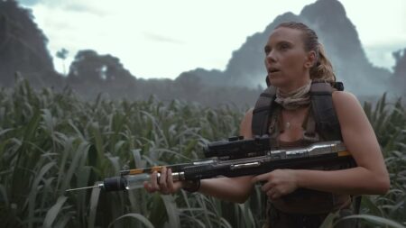 Scarlett Johansson mentre imbraccia un fucile in Jurassic World
