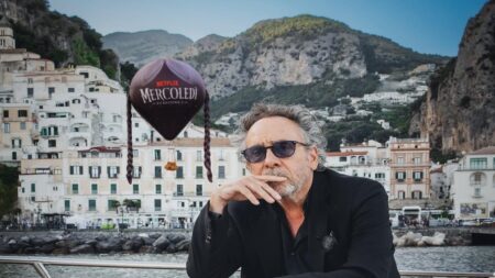 Tim Burton ad Amalfi con il logo di Netflix e Mercoledì 2