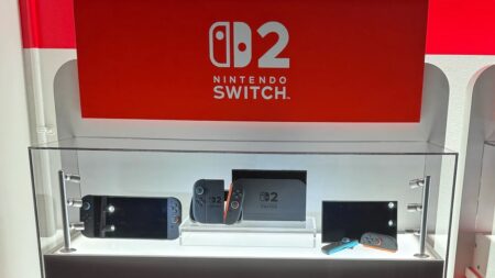 Tre Nintendo Switch 2 in una teca di vetro