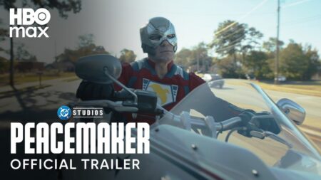 John Cena di Peacemaker 2 in sella ad una moto