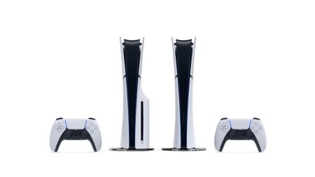 PS5, grazie al nuovo aggiornamento è possibile associare il DualSense a più dispositivi Due PS5 Slim con al fianco due DualSense