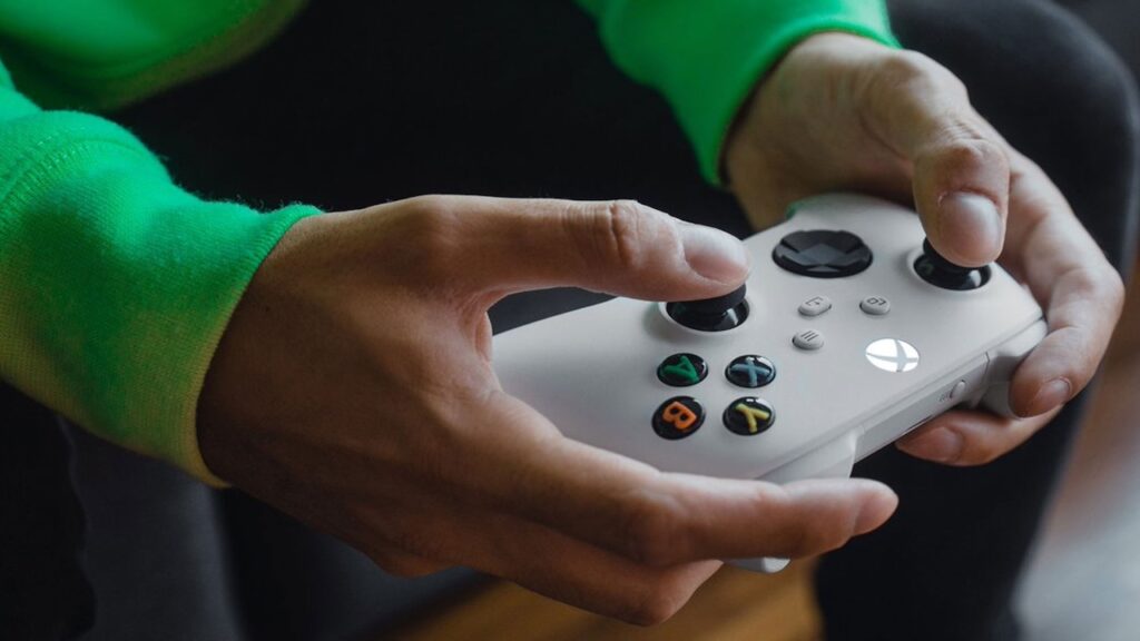 Un controller Xbox tra le mani di un giocatore