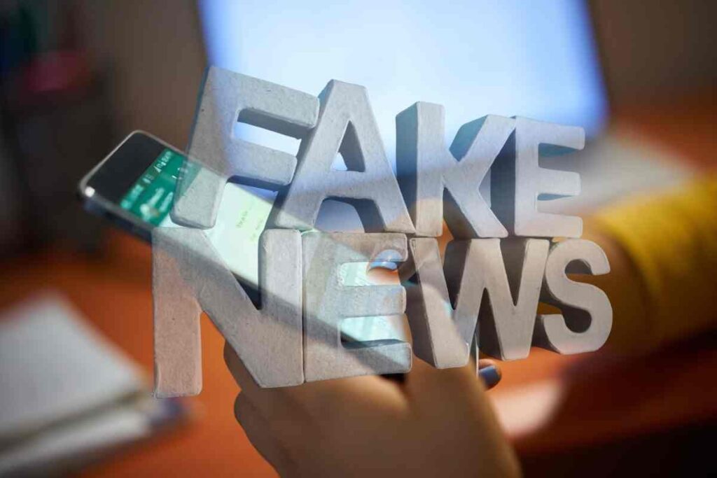 Arrivano fake news su WhatsApp, sono in molti a cadere nella trappola Messaggiare al cellulare