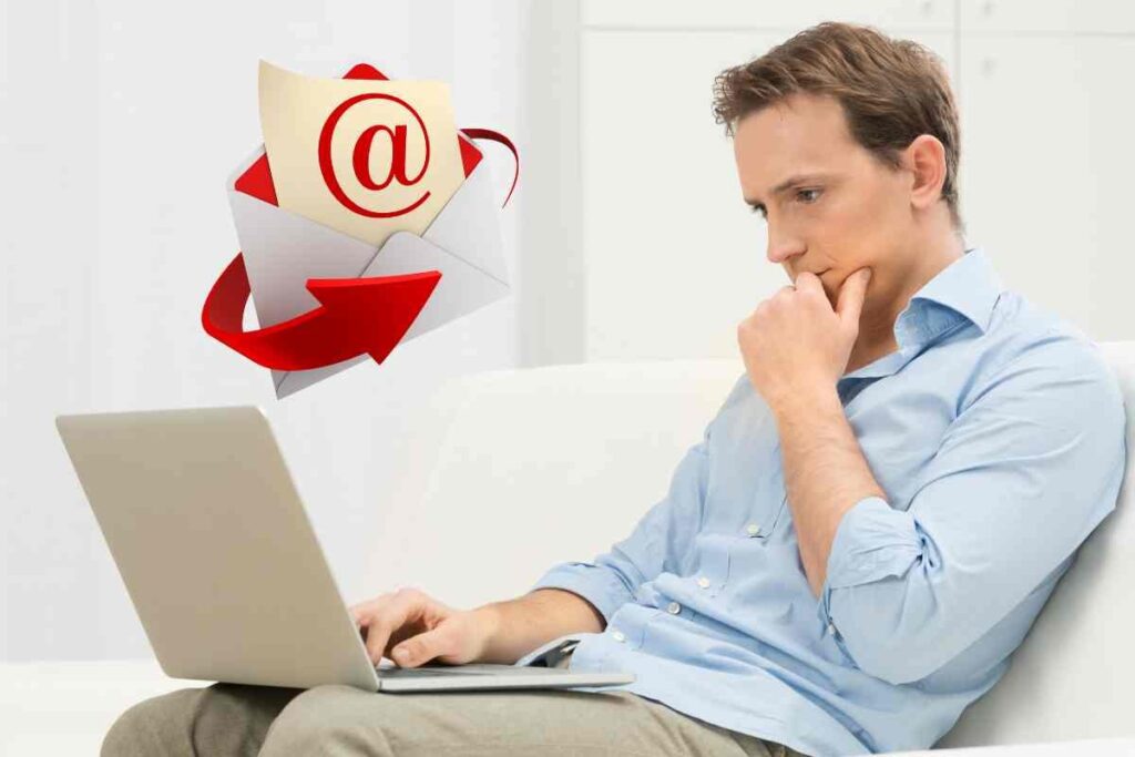 Uomo pensieroso al pc