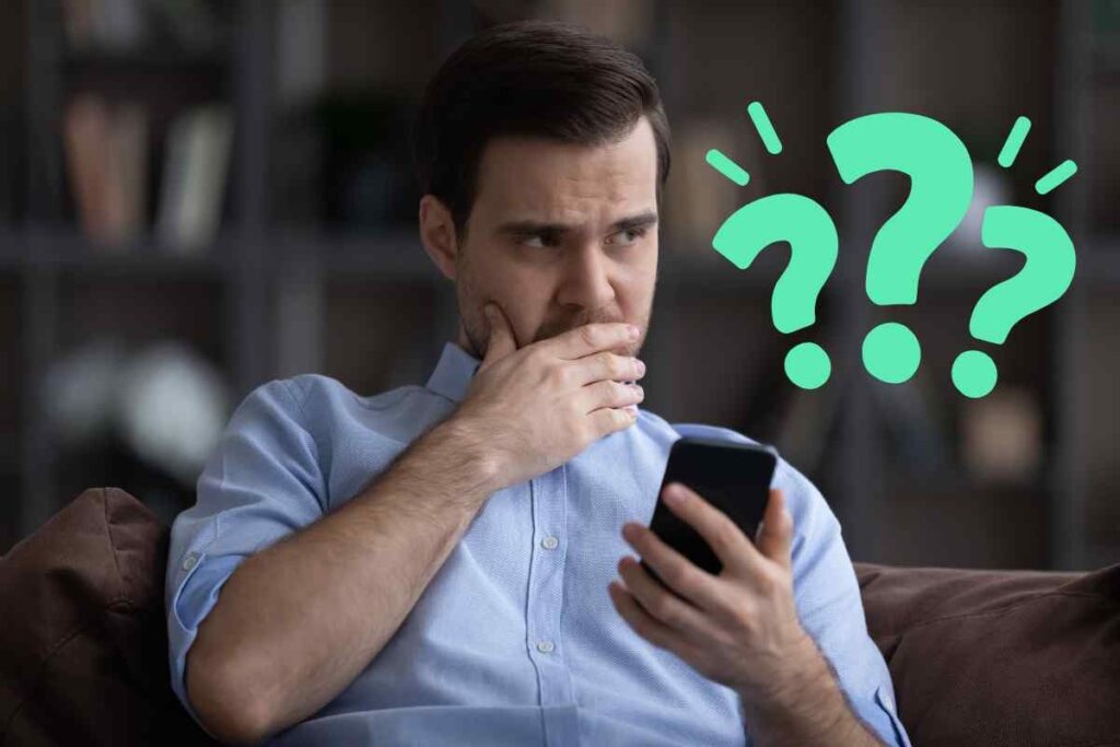 Contatto sconosciuto su WhatsApp, non rispondere: fai subito questo Uomo perplesso al cellulare