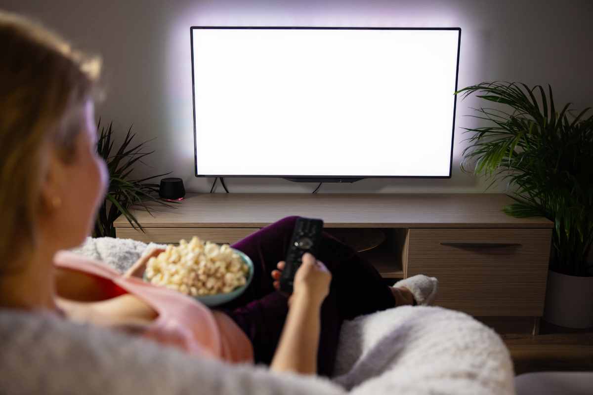 Persona davanti al televisore