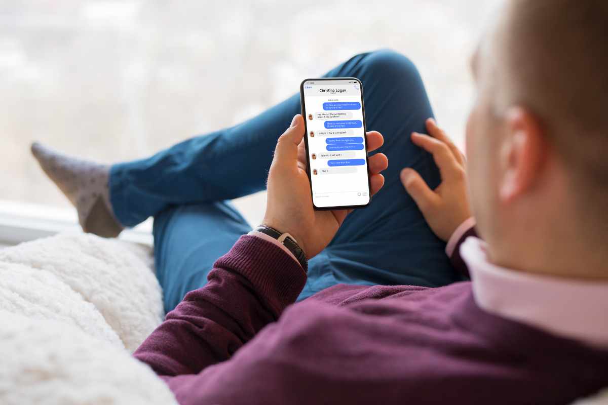 Persona che guarda il telefono