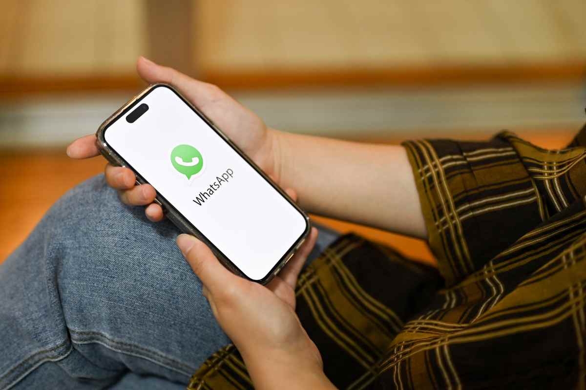 Persona con smartphone in mano