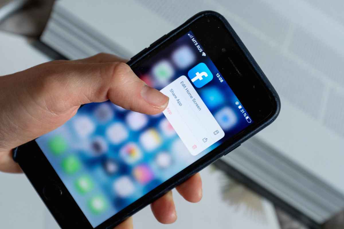 persona con lo smartphone in mano