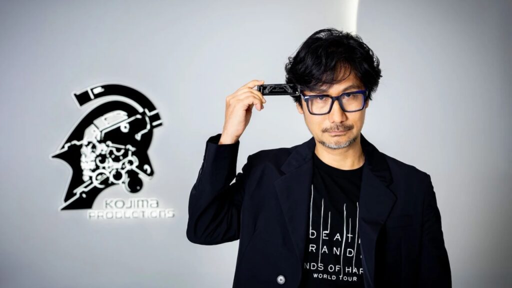 Hideo Kojima con una chiavetta in mano