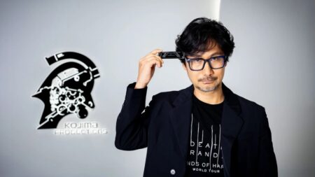 Hideo Kojima con una chiavetta in mano